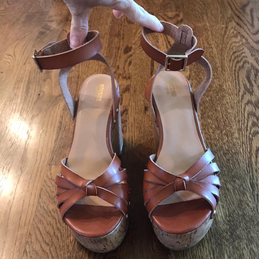 Like new brown wedges